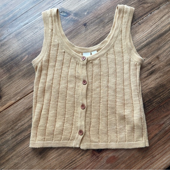 Cute Spring ROXY Tank Top! Match this with a pair of jeans or shorts. - Picture 4 of 5